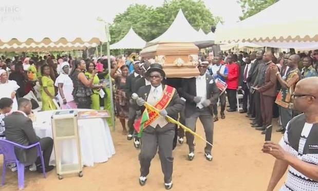 Điệu nhảy quan tài trong đám tang ở châu Phi có ý nghĩa thế nào?